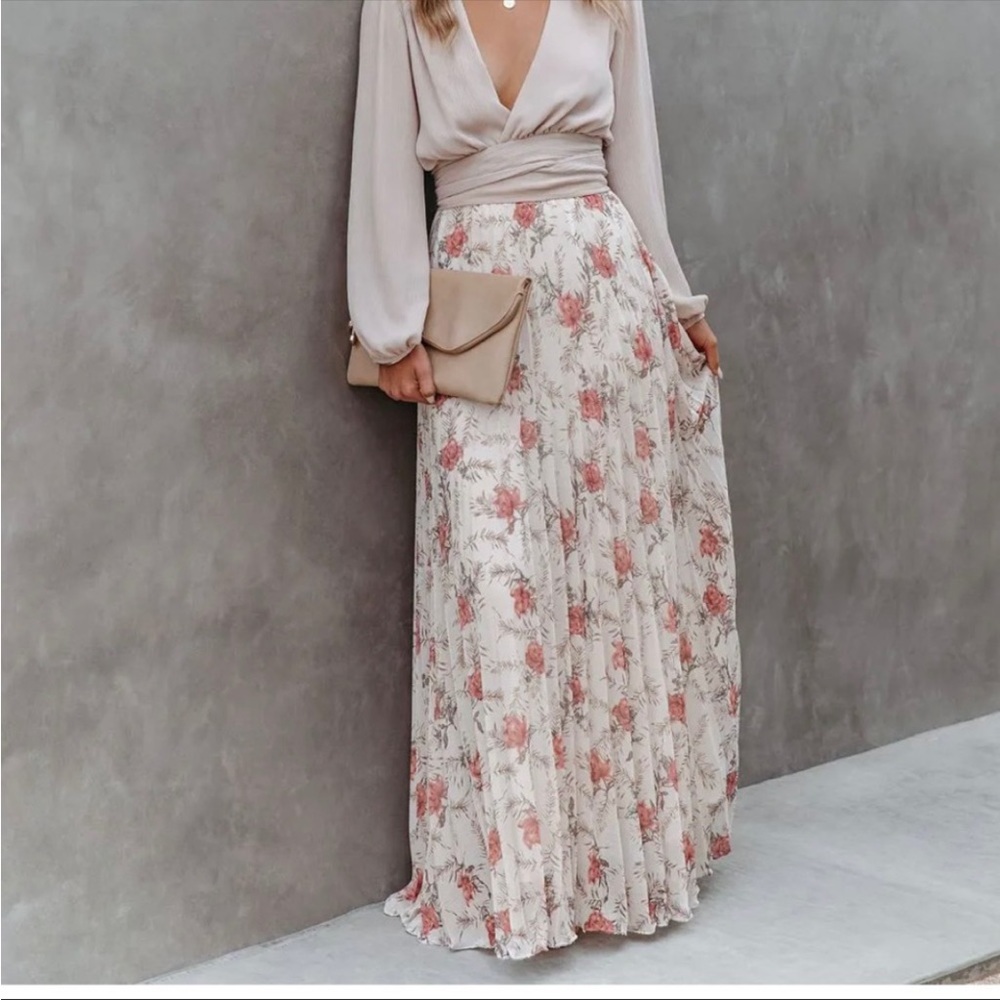 ‼️ISO‼️ Vici Moelle Floral Pleated Maxi Skirt